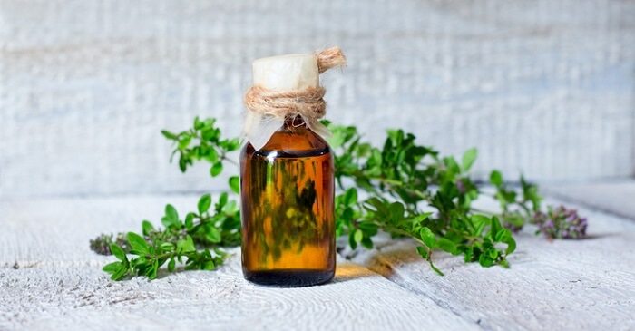  botella de aceite esencial de tomillo y hierba
